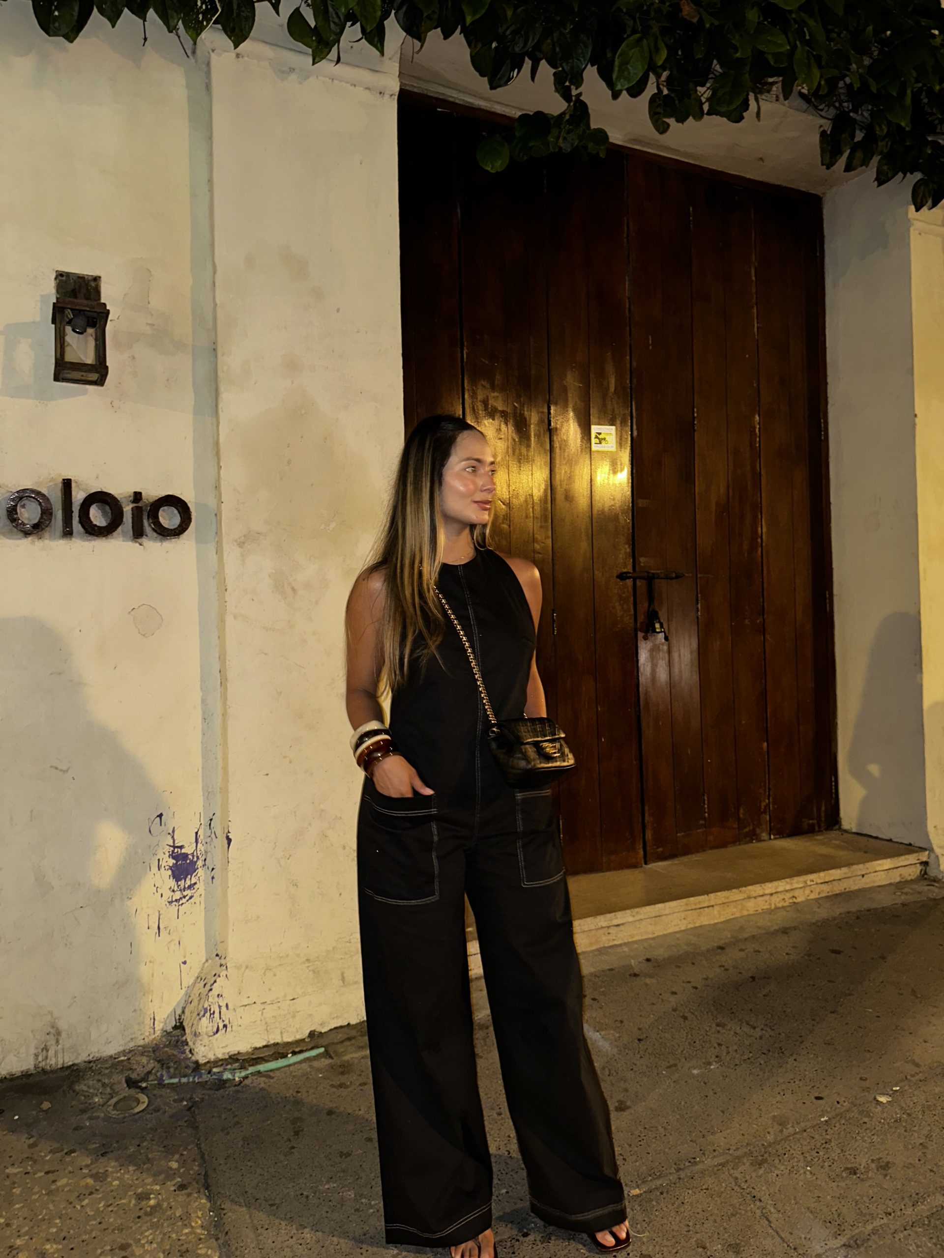 ENTERIZO NEGRO BOLSILLOS
